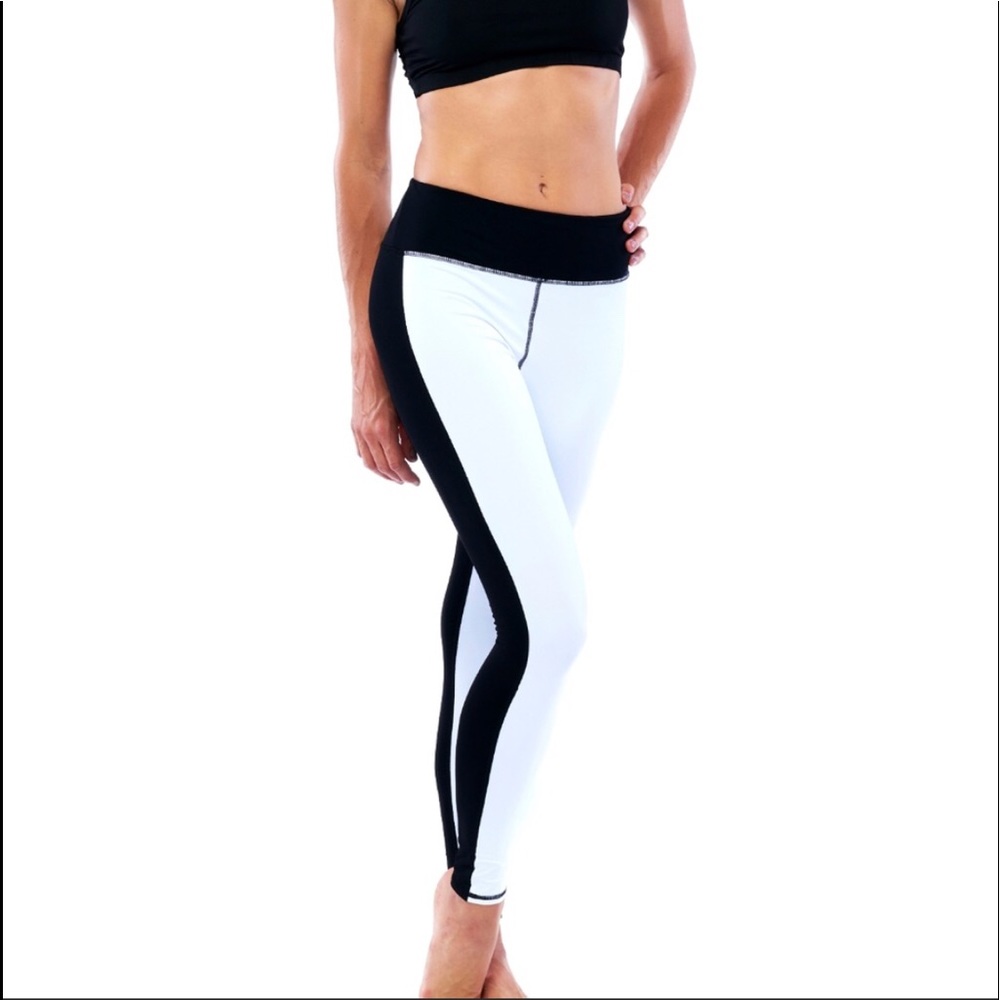 🔥NEW🔥 🧘‍♀️Black & White Tuxedo Leggings🧘‍♀️